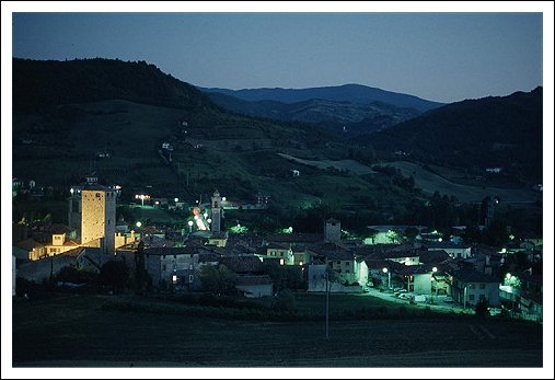 Panorama di Varzi (vista notturna da Rosara)