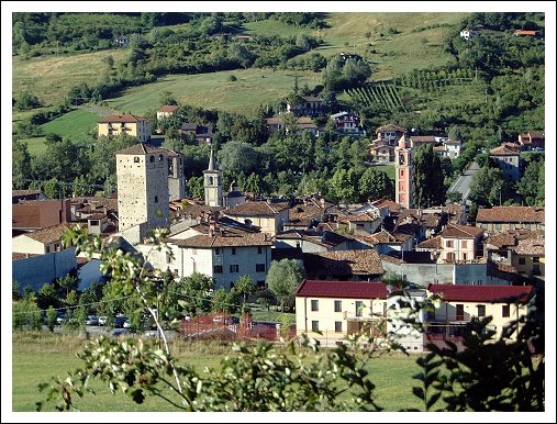 Panorama del centro storico di Varzi (vista da Rosara)