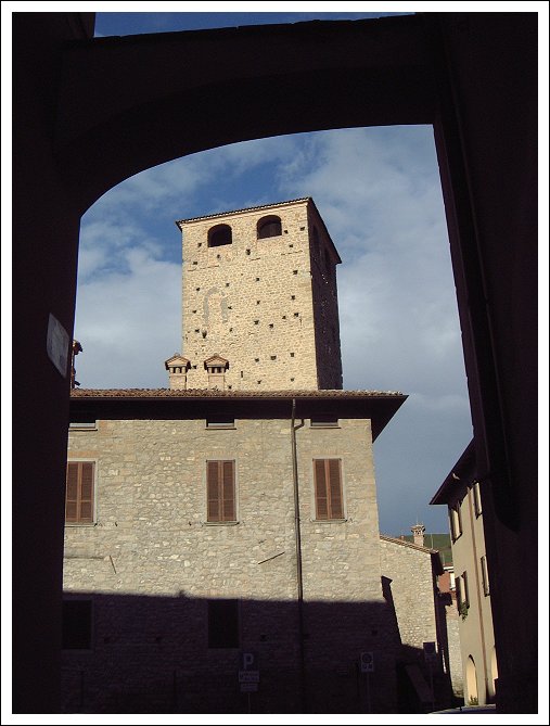 Torre Malaspina (vista da vicolo Leonardi)