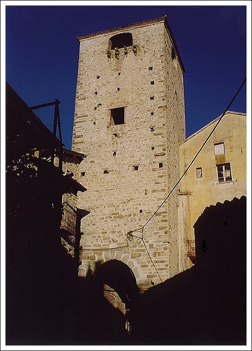 L'imponente Torre di Porta Sottana