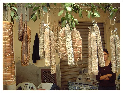 Salumi esposti durante una sagra